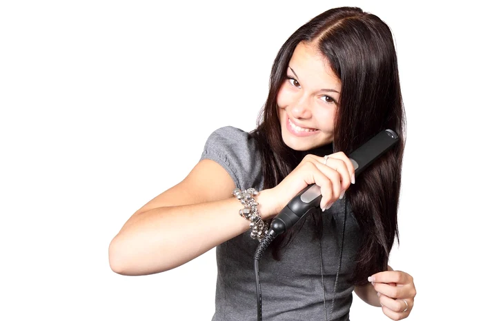 Υπάρχουν πολλοί τρόποι για να διατηρήσετε τα μαλλιά σας ίσια / φωτογραφία: Pixabay