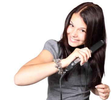 Χάσε τη σανίδα για πάντα! Εδώ είναι 3 φυσικοί τρόποι για να ισιώσετε τα μαλλιά σας